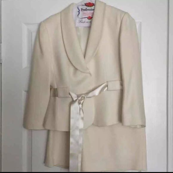 Tahari Dresses & Skirts - Tahari Women’s Cream Suit ~ Sz 2P